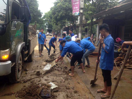 Các lực lượng đoàn thể cùng nhân dân thị xã Nghĩa Lộ tập trung dọn dẹp nhà ở, vệ sinh môi trường để ổn định cuộc sống sau lũ.